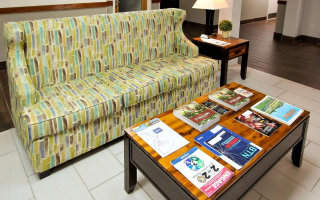 La Quinta Inn & Suites by Wyndham Fayetteville I-95