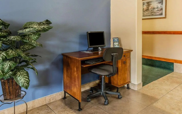 Quality Inn & Suites Salina National Forest Area