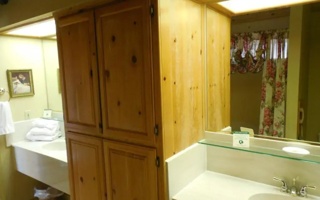 Whispering Pines Lodge