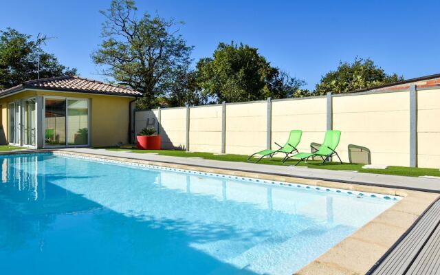 Charming Holiday Home in La Teste-de-buch With Swimming Pool
