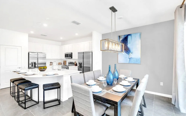 UpstaySleeps20ThemeRoomsPoolHotTubTheatr