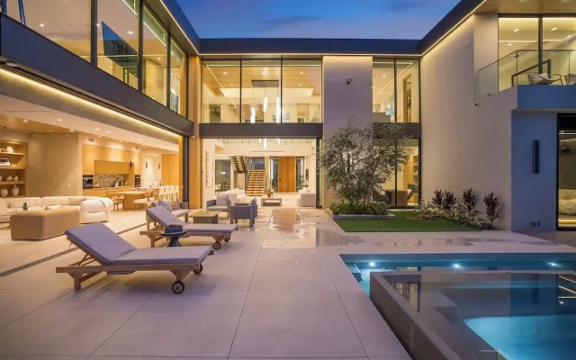 Hutton Villa - 5-bedroom Retreat in Iconic Beverly Hills Oasis