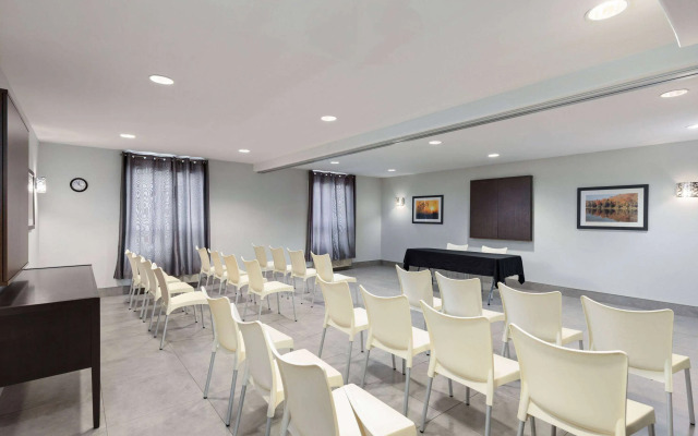 Super 8 by Wyndham St-Jerome