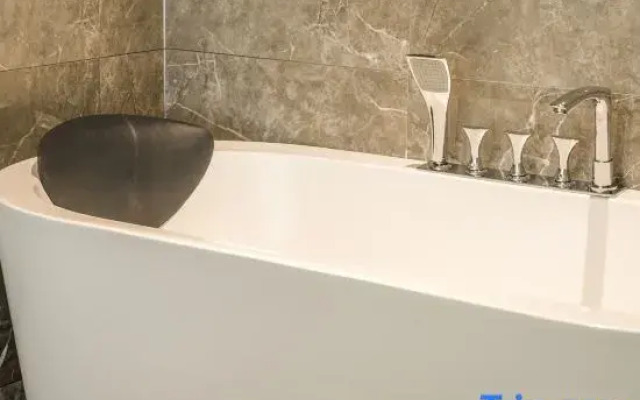 Elong Deluxe International Hotel (Guangzhou Zengcheng Xintang Subway Station)