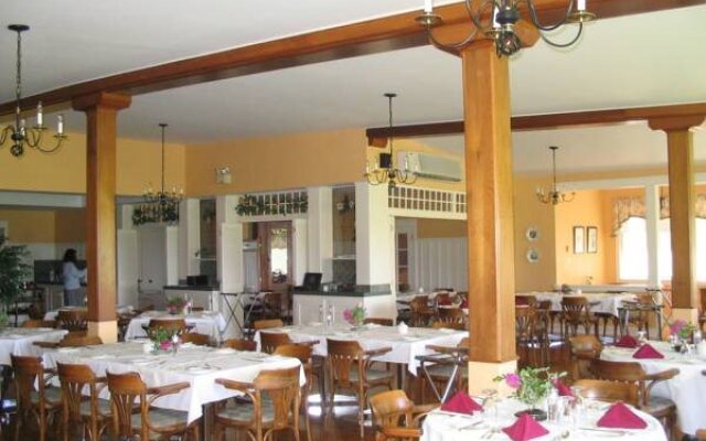 Shaw's Hotel & Cottages