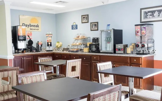 Days Inn & Suites Winnie