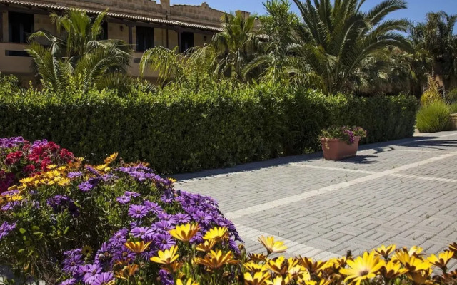 Spacious Aparyment in Campofelice di Roccella with Pool