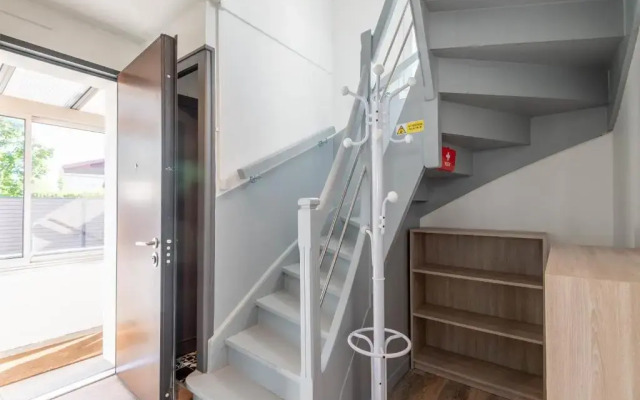 Ideally Located Furnished Townhouse With 3 Bedrooms Parking & Garden
