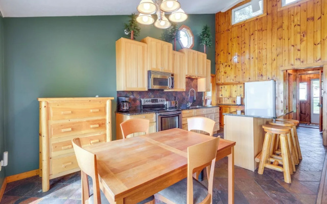 Kalkaska Retreat: Private Hot Tub, Dock, Fireplace