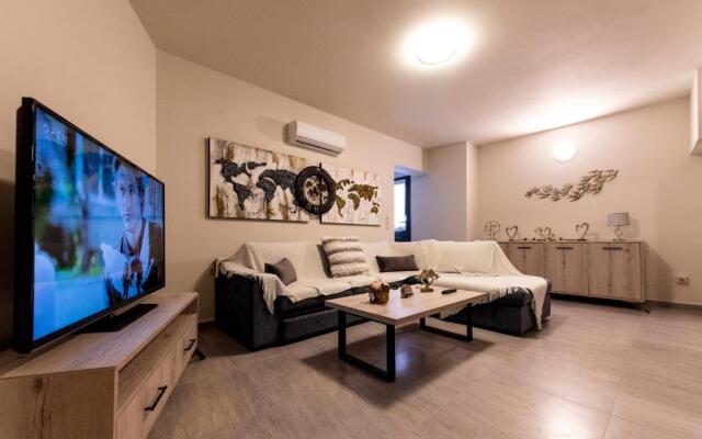 Theo & Ms Apt - 2 Beds - Garden - Parking - Wifi