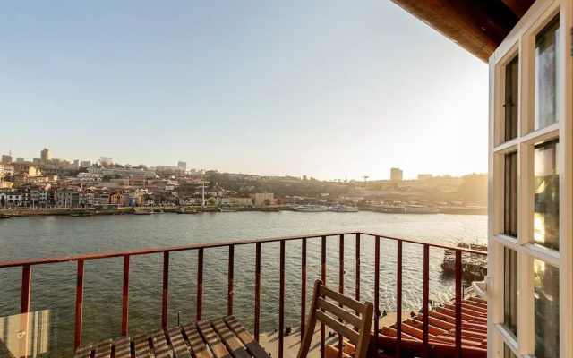 River-view Apartment in Oporto for 4