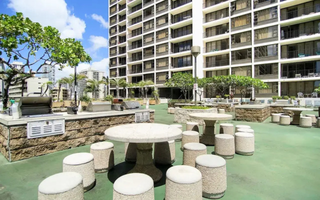 Waikiki Banyan - Pool View Tower 1 Suite 1501