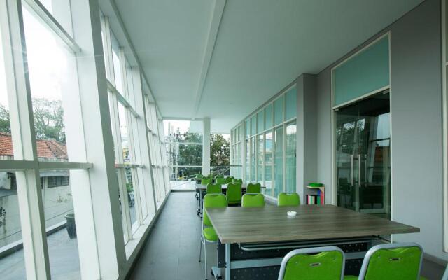 Ascent Hotel and Cafe