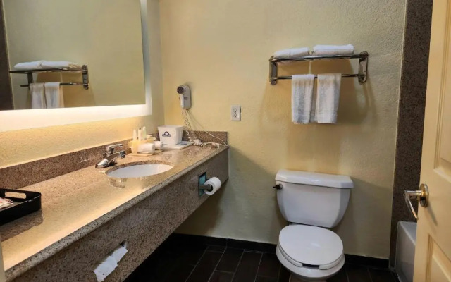 Days Inn & Suites Pasadena