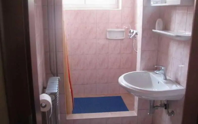 Rooms-House With Garden