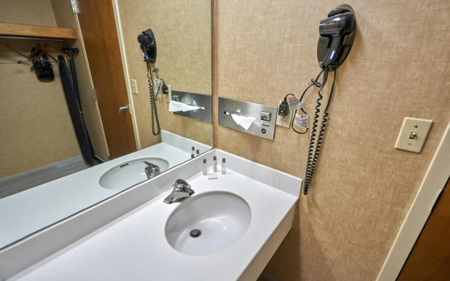 Riverview Inn & Suites