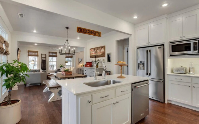 The SoFay Farmhouse - 1 Mile From U of A - Luxury Amenities