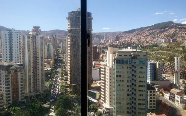 DEPARTAMENTO PISO 20a, CENTRICO, CERCA EMBAJADA AMERICANA, TELEFERICO, MALLS, VISTAS PANORAMICAS y SEGURO