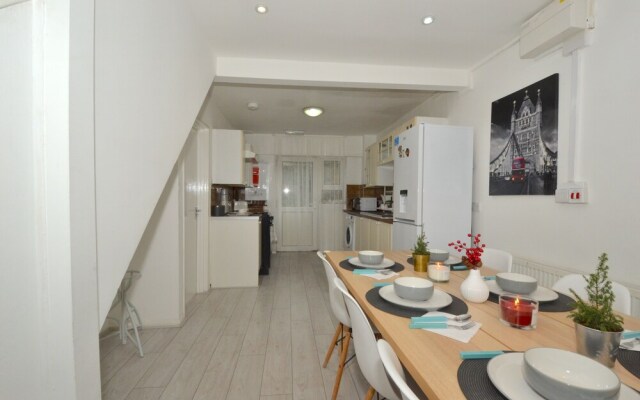 Charming 5-bed House in City Center and Car Park