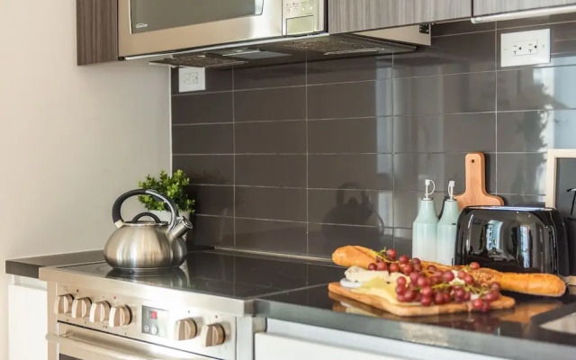 QuickStay - Premium 2-Bedroom with CN Tower & Lake Views