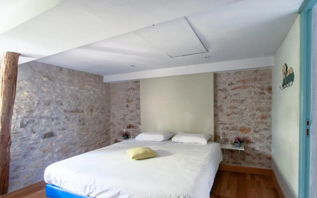 Idyllic Holiday Home in Dégagnac with Jacuzzi Near River