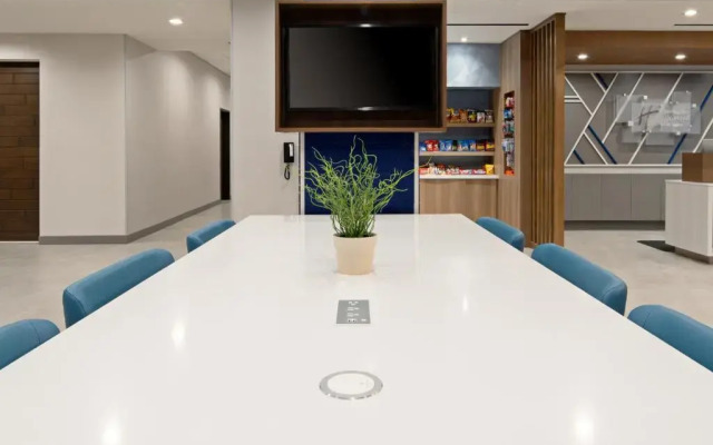 Holiday Inn Express & Suites Valencia - Santa Clarita by IHG