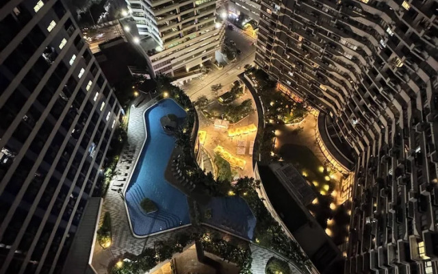 Entire Room in Makati Center With Fast Wifi