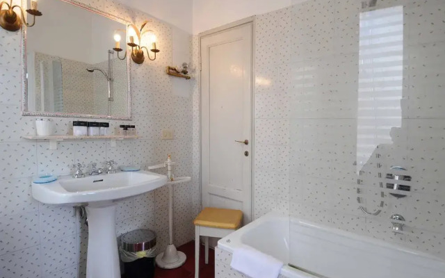 Charming Studio Apartment in Front of the Arno River