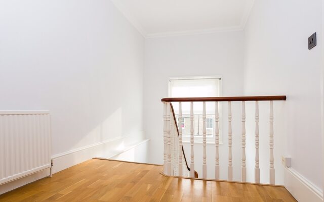 A Bright &Spacious 2 Bed Apt in West Kensington