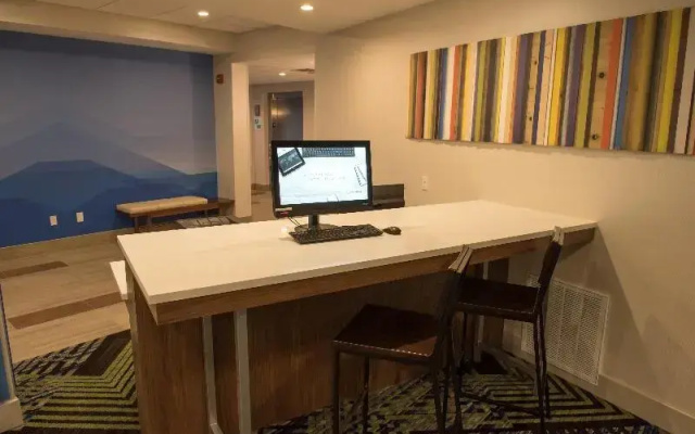 Holiday Expr. & Suites LOUISVILLE N