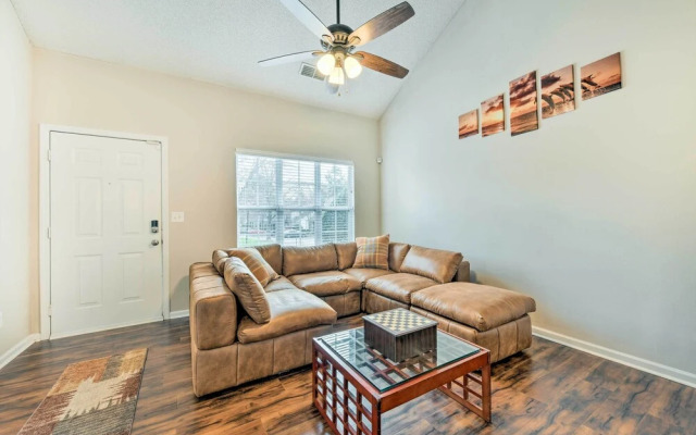 Chic Charlotte Townhome w/ Community Pool