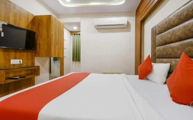 OYO 70998 Hotel Safari Inn