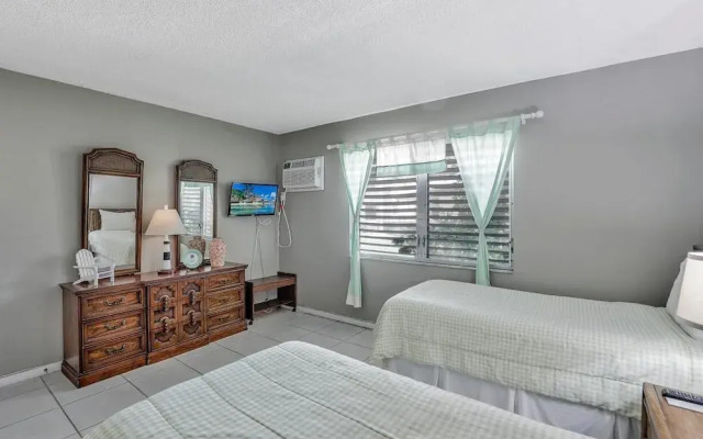 Idyllic Condo With Brief Walk to Beach and Restaurants