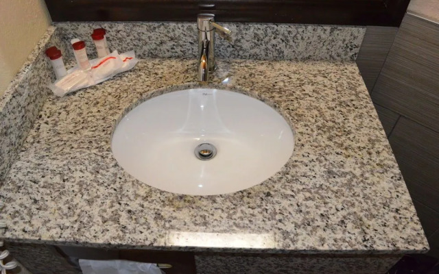 Econo Lodge Inn & Suites