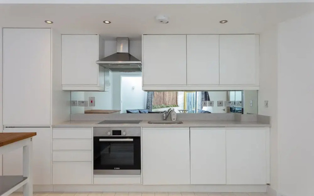 2 Bedroom House in Primrose Hill