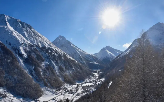 Waldhotel Fletschhorn - Panoramic Retreat in Saas Fee