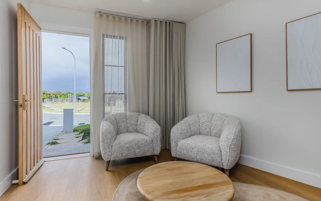 Black Wattle Beach House – Guest Rooms – Casuarina
