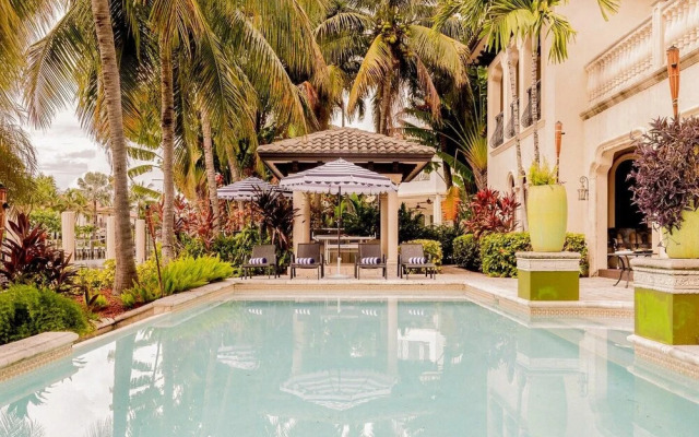 Florence by AvantStay | Estate w/ Dock & Pool | Sleeps 16