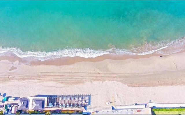 20600 - Luxurious Beachside Villa Near Marbella