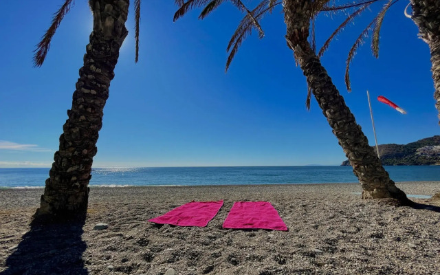 South facing apartment, 7 mins walk from beach