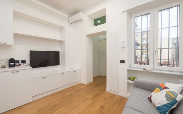 Farini - Charming One-bedroom Apartment in Isola Area