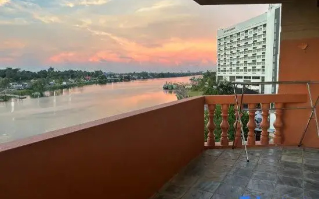 Riverbank Suites 408