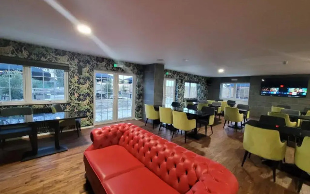 The Oakwood Hotel by Roomsbooked