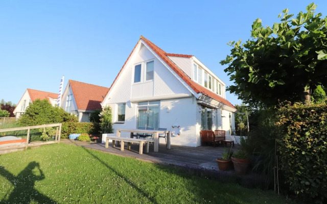 Nice Holiday Home on the Water in Grou