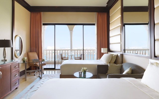 The Ritz-Carlton Abu Dhabi, Grand Canal