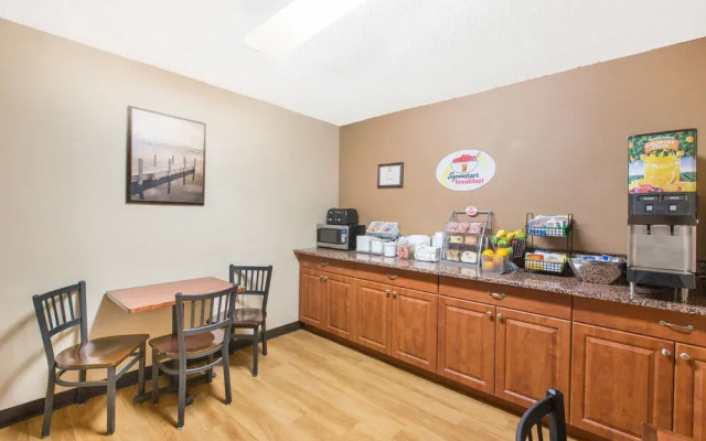 Super 8 Fairmont