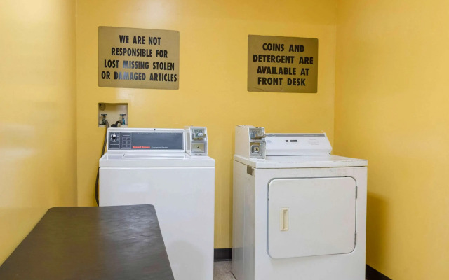 Econo Lodge Inn & Suites