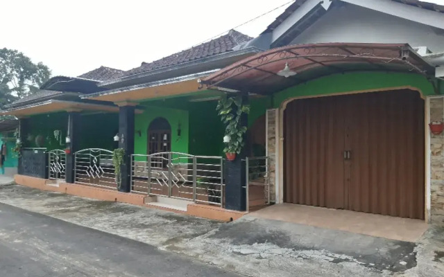 OYO Homes 91083 Desa Wisata Plosokuning Syariah
