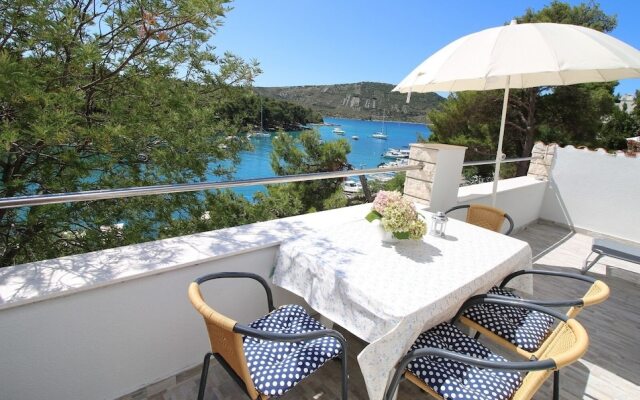 Elvi - Amazing Position & Parking - A3