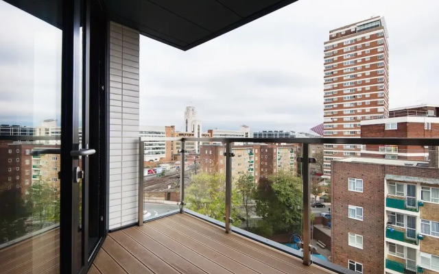 Contemporary Victoria Home by the River Thames